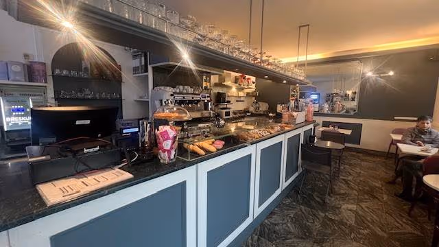 Azienda in vendita: piazza centrale con elevato trasito pedonale,Posizione strategica a Italia - Bar - Immagine principale